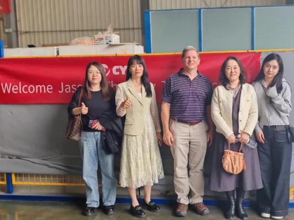 အမေရိကန်ဖောက်သည်များကျွန်ုပ်တို့၏စက်ရုံသို့သွားရန် ဦး ဆောင်လမ်းပြ