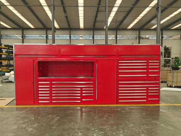 Red Tool Garage ကက်ဘိနက်
