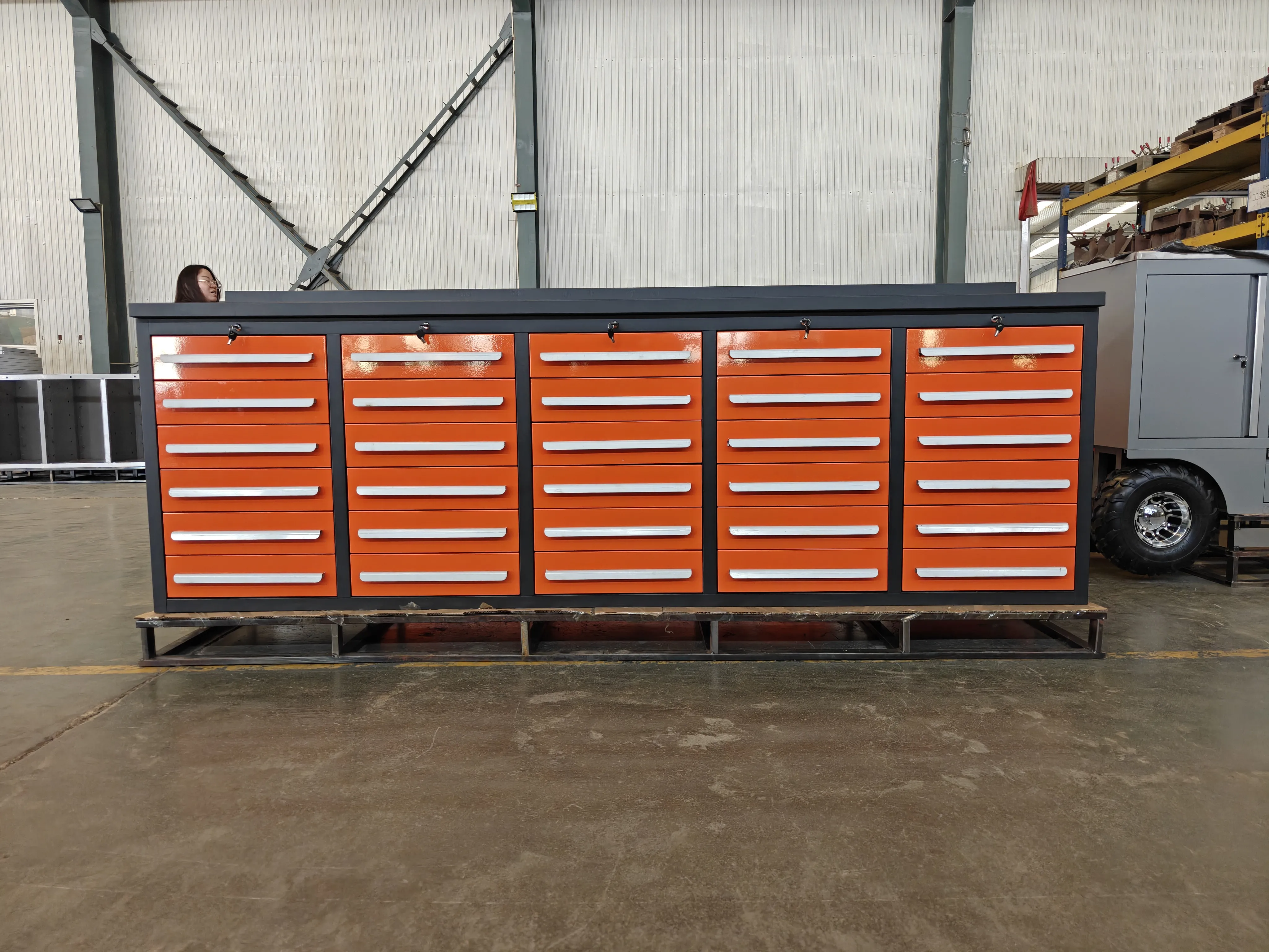 လိမ်မော်ရောင် 30 အံဆွဲ workbench ၏အင်္ဂါရပ်များမှာအဘယ်နည်း။