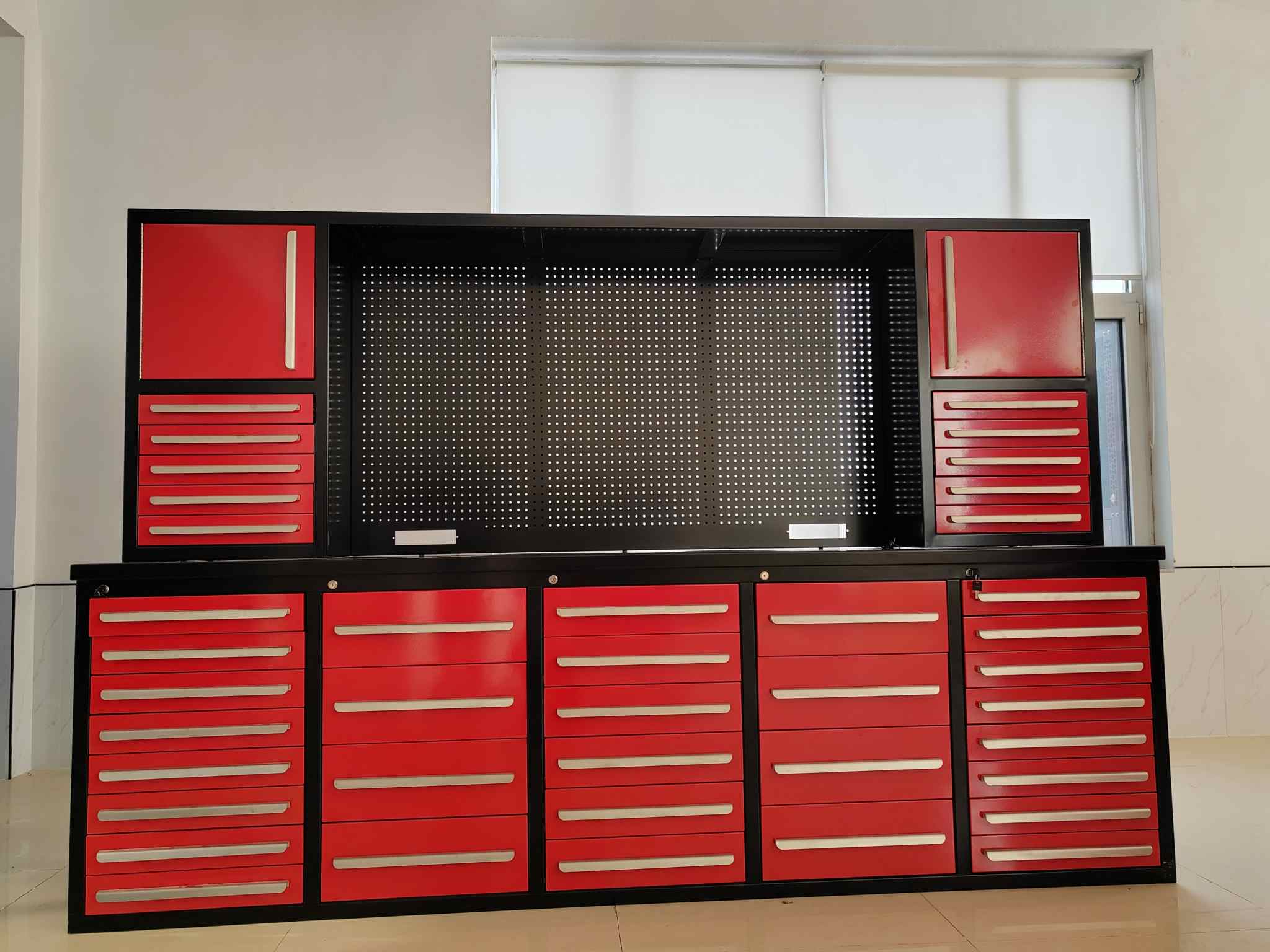 Red Metal Tool Combeet